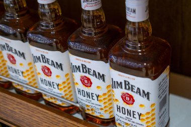 Rafta Jim Beam marka viski şişeleri, rafta simgesel etiket tasarımı alkollü içecek, ikonik markalaşma, gümrüksüz satış, Madeira, Portekiz - 16 Ocak 2025