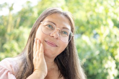 Doktor, cerrahi yarayı, kadın hastayı, omuz yaralanmasını, steril aletleri, iyileşme sürecini, klinik hijyeni, ameliyat sonrası bakımı, tıbbi profesyonel temizlik prosedürünü, 