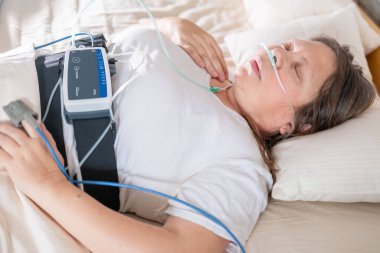 Doktor, cerrahi yarayı, kadın hastayı, omuz yaralanmasını, steril aletleri, iyileşme sürecini, klinik hijyeni, ameliyat sonrası bakımı, tıbbi profesyonel temizlik prosedürünü, 