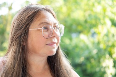 Doktor, cerrahi yarayı, kadın hastayı, omuz yaralanmasını, steril aletleri, iyileşme sürecini, klinik hijyeni, ameliyat sonrası bakımı, tıbbi profesyonel temizlik prosedürünü, 