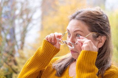 Doktor, cerrahi yarayı, kadın hastayı, omuz yaralanmasını, steril aletleri, iyileşme sürecini, klinik hijyeni, ameliyat sonrası bakımı, tıbbi profesyonel temizlik prosedürünü, 