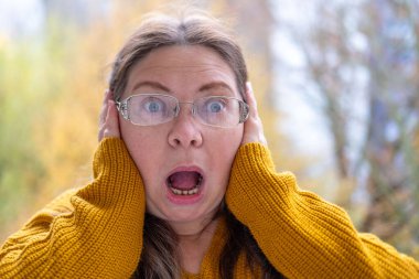 Doktor, cerrahi yarayı, kadın hastayı, omuz yaralanmasını, steril aletleri, iyileşme sürecini, klinik hijyeni, ameliyat sonrası bakımı, tıbbi profesyonel temizlik prosedürünü, 