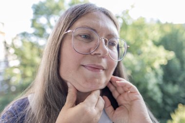 Doktor, cerrahi yarayı, kadın hastayı, omuz yaralanmasını, steril aletleri, iyileşme sürecini, klinik hijyeni, ameliyat sonrası bakımı, tıbbi profesyonel temizlik prosedürünü, 