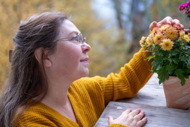 Doktor, cerrahi yarayı, kadın hastayı, omuz yaralanmasını, steril aletleri, iyileşme sürecini, klinik hijyeni, ameliyat sonrası bakımı, tıbbi profesyonel temizlik prosedürünü, 