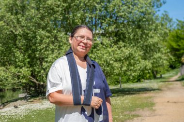 Doktor, cerrahi yarayı, kadın hastayı, omuz yaralanmasını, steril aletleri, iyileşme sürecini, klinik hijyeni, ameliyat sonrası bakımı, tıbbi profesyonel temizlik prosedürünü, 