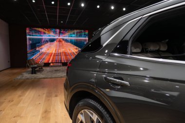 tüm elektrikli Hyundai Genesis GV70 otomobil Studio 'da, popüler Koreli yolcu elektrikli araç, alternatif enerji geliştirme, Edinburgh, Birleşik Krallık - 24 Ekim 2024
