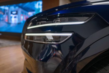 Premium blue Genesis GV80 in stil satışı, aerodinamik tasarım, güçlü motor, gelişmiş teknoloji, otomotiv endüstrisi Londra 'da - 24 Ekim 2024