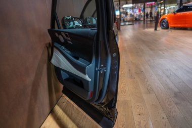 Modern ön kapı tasarımı Genesis GV70 elektrikli araba, yenilikçi minimalist estetik ve gelişmiş giriş teknolojisi Londra 'da - 24 Ekim 2024