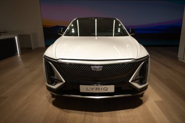 Cadillac Lyriq, premium beyaz elektrikli cip, galeride araba, markaların sergilendiği Avrupa 'da ileri teknoloji, otomotiv endüstrisi, Frankfurt, Almanya - 28 Eylül 2024 