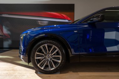 mavi Cadillac Lyriq, premium elektrikli SUV General Motors sergi salonunda, lüks otomotiv endüstrisinde, gelişmiş teknoloji Avrupa 'da, Frankfurt, Almanya - 28 Eylül 2024