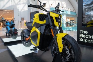 Sarı Verge TS Pro Elektro-Cruiser, perakende galeride sergilenen elektrikli motosiklet, Londra 'da son teknoloji ve gelecekteki cazibeyi vurguluyor - 16 Eylül 2024
