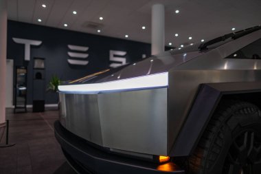 Fütürist parlak gümüş Tesla Cybertruck Vakfı, modern sergi salonunda sergilenen her türlü kamyonet, elektrik gücü Elon Musk şirketi, eşsiz geometrik tasarım, Frankfurt - 25 Ocak 2025