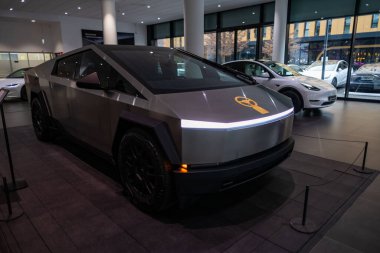 Fütürist parlak gümüş Tesla Cybertruck Vakfı, modern sergi salonunda sergilenen her türlü kamyonet, elektrik gücü Elon Musk şirketi, eşsiz geometrik tasarım, Frankfurt - 25 Ocak 2025