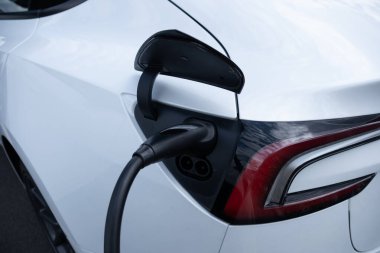 Yakıt ikmali cadde şarj istasyonunda, Avrupa 'da otomotiv endüstrisinde, sürdürülebilir ve verimli bir tesiste yapılıyor.