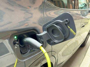 Elektrikli araba şarj istasyonunda yakıt ikmali, yakın çekim ayrıntılı elektrikli araba pili yeniliyor, alternatif enerji gelişimi, elektrikli araç üretimi