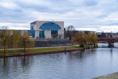 Berlin Almanya Başkonsolosluğu, hükümet binası, Spree Nehri, şehir manzarası, Spree Nehri boyunca hükümet mimarisi, Berlin - 26 Şubat 2024