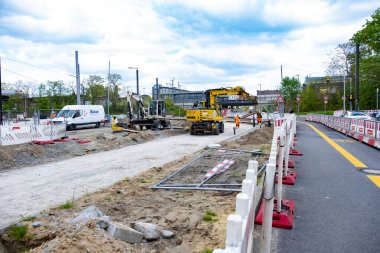 Yol inşaatı, devam eden kazılar, kentsel kalkınma, kazılar ve bariyerler, altyapı, kentsel alandaki yol çalışmaları, Almanya, Berlin - 16 Nisan 2024