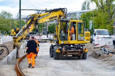 Yol inşaatı, devam eden kazılar, kentsel kalkınma, kazılar ve bariyerler, altyapı, kentsel alandaki yol çalışmaları, Almanya, Berlin - 16 Nisan 2024
