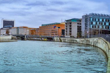 Spree Nehri Berlin şehri, modern mimari, şehir manzarası, köprü, televizyon kulesi, Spree Nehri boyunca mimari - 26 Şubat 2024