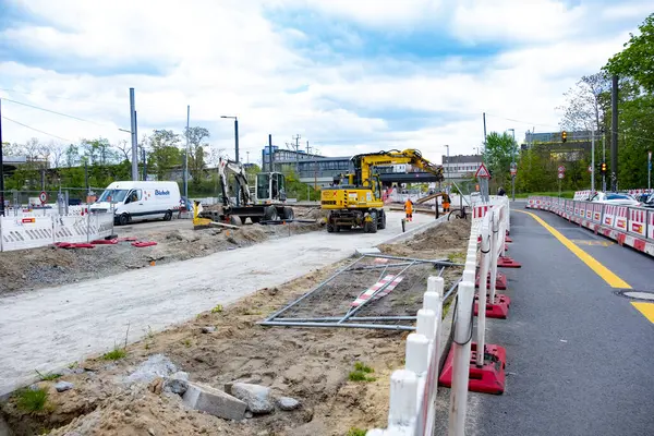 Yol inşaatı, devam eden kazılar, kentsel kalkınma, kazılar ve bariyerler, altyapı, kentsel alandaki yol çalışmaları, Almanya, Berlin - 16 Nisan 2024