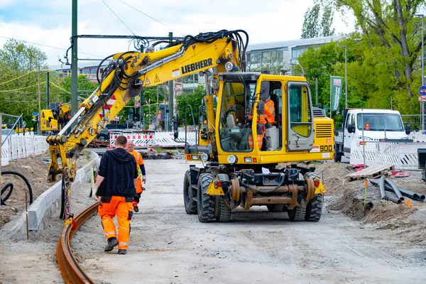 Yol inşaatı, devam eden kazılar, kentsel kalkınma, kazılar ve bariyerler, altyapı, kentsel alandaki yol çalışmaları, Almanya, Berlin - 16 Nisan 2024