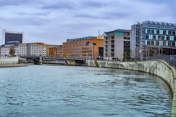 Spree Nehri Berlin şehri, modern mimari, şehir manzarası, köprü, televizyon kulesi, Spree Nehri boyunca mimari - 26 Şubat 2024
