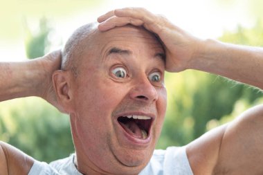 Su damlacıkları ile güneşli cilt, mavi denize karşı erkek sırt, yaz tatilinin sembolü, seyahat ve rahatlama, yazın güzelliği, güneş koruması, vücut bakımı 