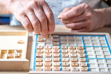 Bereketli topraklarda yetişen genç kolza tohumları, su damlacıkları ile lahana yaprakları, doğal çevrede yetişen yeşil bitkiler. Bereketli yeşil kolza tohumu tarlası, doğal sağlık, şifalı bitkiler, yaprak yapısı 