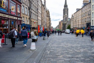 Tarihi sokakları keşfeden turistler Edinburgh, İskoç kültür mücevheri, Edinburg ikonik Royal Mile, şehirsiz sokaklar zengin kültür ve tarih, Edinburgh, Birleşik Krallık - 12 Eylül 2025 