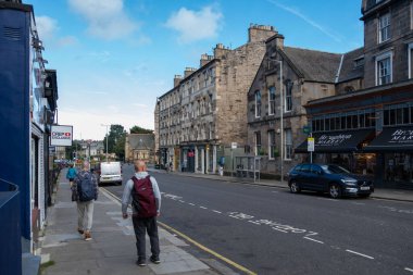 Tarihi sokakları keşfeden turistler Edinburgh, İskoç kültür mücevheri, Edinburg ikonik Royal Mile, şehirsiz sokaklar zengin kültür ve tarih, Edinburgh, Birleşik Krallık - 12 Eylül 2025 