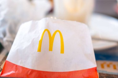 McDonald 's ambalajı kapanıyor, kağıt torbalar ve kutu, ikonik fast food markası, kentsel kolaylık atıkları, ticari yiyecekler, tanınabilir altın ambalaj kemerleri, Frankfurt - 21 Nisan 2025