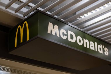 McDonald 's tabelası, ikonik fast food markası, restoran tabelası, şehir simgesi, küresel gıda zinciri, Almanya, Frankfurt' ta perakende çevre hizmetleri - 22 Şubat 2025