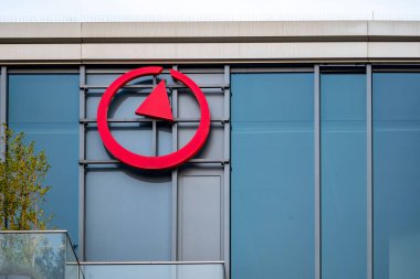 Takeda logosu modern Takeda İlaç Firması Limited ofis binası, farmasötik yenilik ve sağlık çözümleri, Almanya 'da profesyonel hizmetler, Frankfurt - 9 Şubat 2025