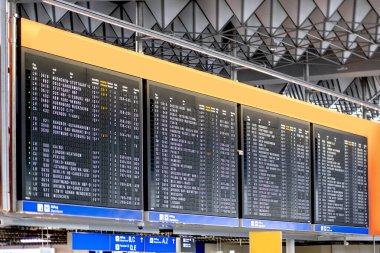 Modern Avrupa havaalanı ana salonunda klasik stil Avrupa Havalimanı, siyah mekanik skorbord, Almanya, Frankfurt 'ta bekleme alanı - 6 Şubat 2025