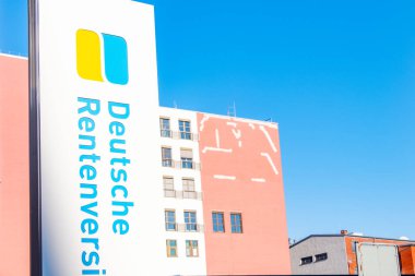 ikonik Deutsche Rentenversicherung logosu ön cephedeki modern bina, sosyal güvenlik kurumu, Almanya 'daki emeklilik yardımları, Frankfurt - 19 Ocak 2025