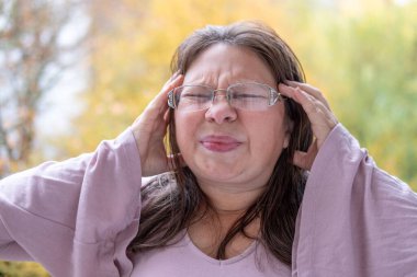 Menopozlu kadın yüksek tansiyon, yüksek tansiyon, hipertansiyon krizi, hormonal dengesizlik, dolaşım sistemi, şiddetli migren, kardiyovasküler sağlık