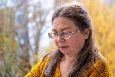 Olgun bir kadın kendini kaybolmuş, depresyondaki bir kadın hayatla mücadele ediyor, zihinsel sağlık sorunları, travma, üzüntü, yalnızlık kaybı, umut yok, psikolojik travma, ruhsal çöküntü, duygusal çöküntü.