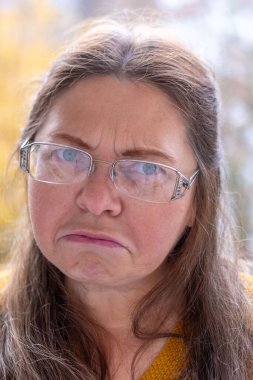 Olgun bir kadın kendini kaybolmuş, depresyondaki bir kadın hayatla mücadele ediyor, zihinsel sağlık sorunları, travma, üzüntü, yalnızlık kaybı, umut yok, psikolojik travma, ruhsal çöküntü, duygusal çöküntü.