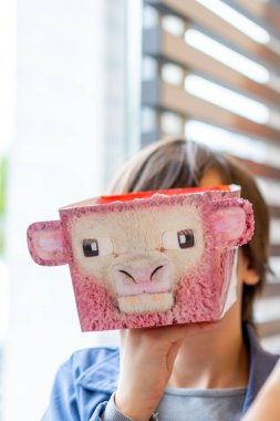 Pokemon Ticaret Kartları, oyun hayal gücü, Eğitim Oyunları, popüler Pokemon Fan Kültürü, çocukluk anıları, nostalji dalgası, Frankfurt - 29 Mart 2025 