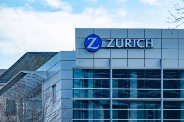 Gri parlak ET5 NIO arabası, fütüristik elektrikli araç, yenilikçi tasarım ve aerodinamik özellikler sergiler, sıfır emisyon teknolojisi, Frankfurt - 3 Şubat 2025 