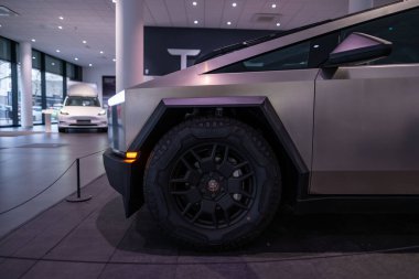 Gri parlak ET5 NIO arabası, fütüristik elektrikli araç, yenilikçi tasarım ve aerodinamik özellikler sergiler, sıfır emisyon teknolojisi, Frankfurt - 3 Şubat 2025 