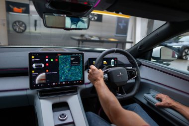 Gri parlak ET5 NIO arabası, fütüristik elektrikli araç, yenilikçi tasarım ve aerodinamik özellikler sergiler, sıfır emisyon teknolojisi, Frankfurt - 3 Şubat 2025 
