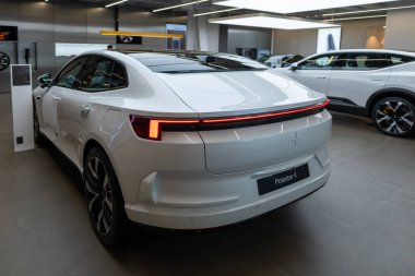 Gri parlak ET5 NIO arabası, fütüristik elektrikli araç, yenilikçi tasarım ve aerodinamik özellikler sergiler, sıfır emisyon teknolojisi, Frankfurt - 3 Şubat 2025 