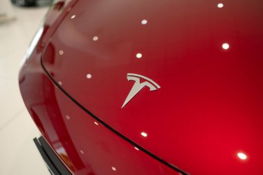 Gri parlak ET5 NIO arabası, fütüristik elektrikli araç, yenilikçi tasarım ve aerodinamik özellikler sergiler, sıfır emisyon teknolojisi, Frankfurt - 3 Şubat 2025 