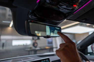 Gri parlak ET5 NIO arabası, fütüristik elektrikli araç, yenilikçi tasarım ve aerodinamik özellikler sergiler, sıfır emisyon teknolojisi, Frankfurt - 3 Şubat 2025 