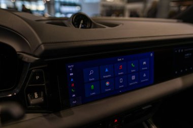 Gri parlak ET5 NIO arabası, fütüristik elektrikli araç, yenilikçi tasarım ve aerodinamik özellikler sergiler, sıfır emisyon teknolojisi, Frankfurt - 3 Şubat 2025 