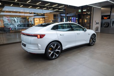 Gri parlak ET5 NIO arabası, fütüristik elektrikli araç, yenilikçi tasarım ve aerodinamik özellikler sergiler, sıfır emisyon teknolojisi, Frankfurt - 3 Şubat 2025 