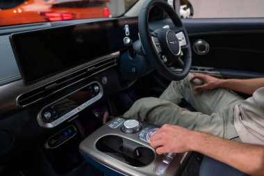 Gri parlak ET5 NIO arabası, fütüristik elektrikli araç, yenilikçi tasarım ve aerodinamik özellikler sergiler, sıfır emisyon teknolojisi, Frankfurt - 3 Şubat 2025 