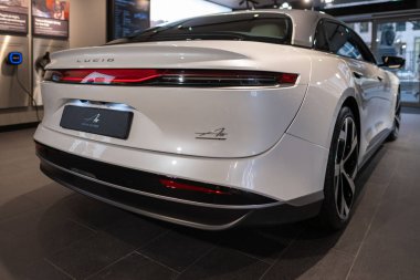 Gri parlak ET5 NIO arabası, fütüristik elektrikli araç, yenilikçi tasarım ve aerodinamik özellikler sergiler, sıfır emisyon teknolojisi, Frankfurt - 3 Şubat 2025 