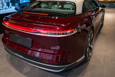 Gri parlak ET5 NIO arabası, fütüristik elektrikli araç, yenilikçi tasarım ve aerodinamik özellikler sergiler, sıfır emisyon teknolojisi, Frankfurt - 3 Şubat 2025 